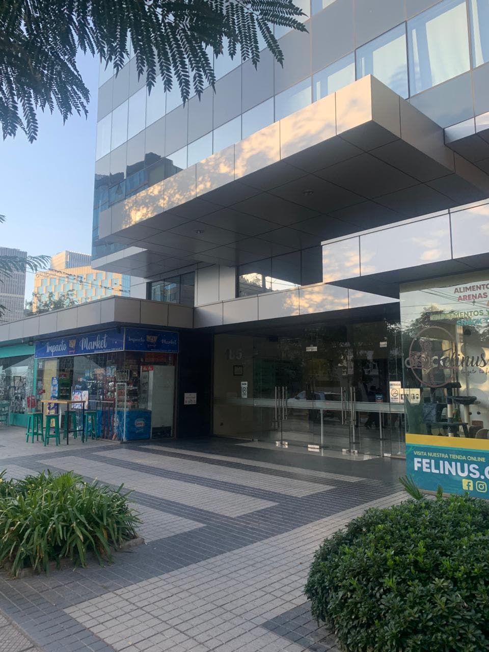 Edificio de Almirante Pastene 185, Providencia — entrada